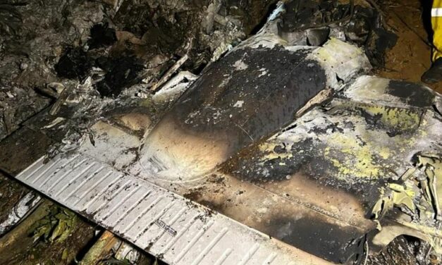 Destroços de avião que saiu de Minas e sumiu em Santa Catarina são encontrados em mata
