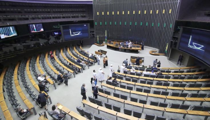 Deputado do PL defende projeto de lei que acaba com feriados no Brasil em dias úteis