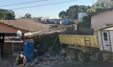 Caminhão perde o freio e invade duas casas em Iguatama