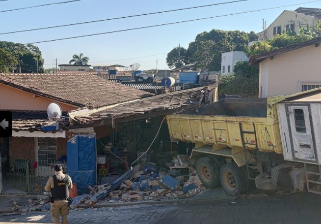 Caminhão perde o freio e invade duas casas em Iguatama