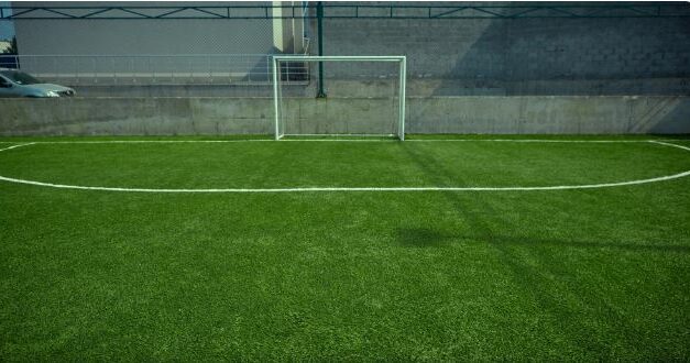 Jovem morre ao cair de cerca enquanto tentava pegar uma bola em quadra