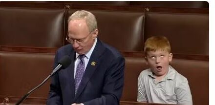 Filho de deputado faz caretas enquanto pai defende Trump no Congresso dos EUA