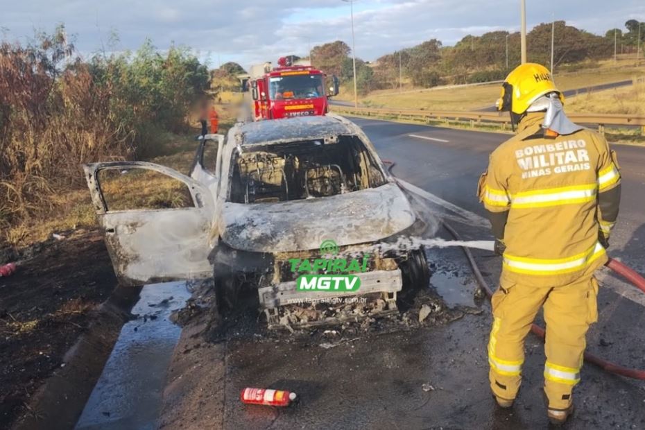 Caminhonete fica destruída após pegar fogo na BR-262