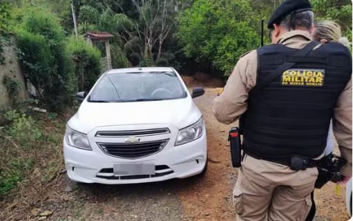 PM encontra carro de motorista de aplicativo que pulou do veículo em movimento após assalto