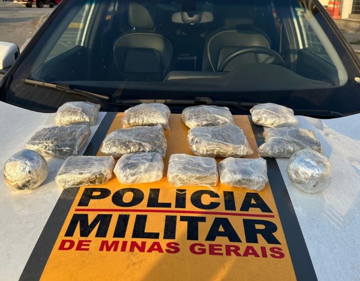 Jovem é preso com drogas dentro de ônibus na MG-050, em Divinópolis