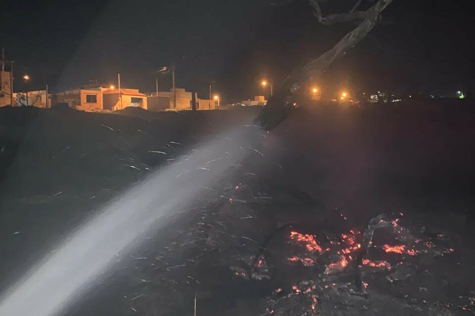 Bombeiros de Arcos combatem incêndio em área de pastagem