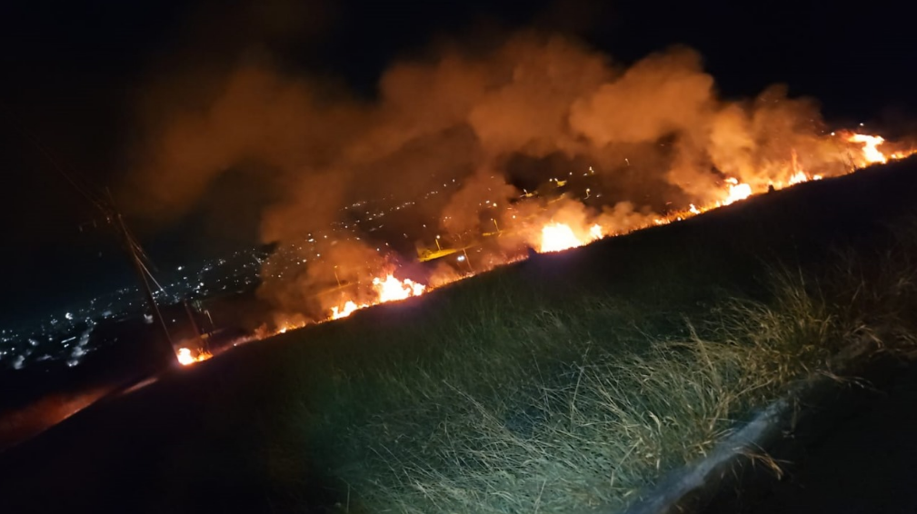 Bombeiros combatem incêndio em lote vago no bairro José Honorato de Castro, em Formiga