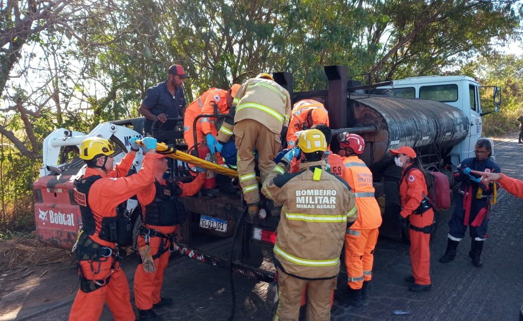 Idoso é socorrido após ter perna presa em máquina, em Lagoa da Prata