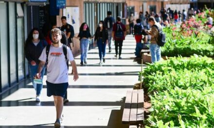 Pelo fim da greve nas universidades, governo mexe com carga horária