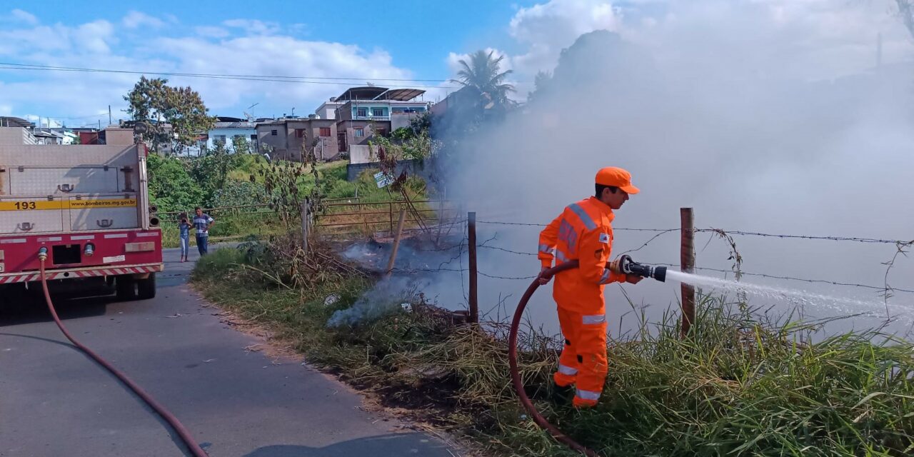 Bombeiros combatem incêndio em área de vegetação no Ouro Verde, em Formiga