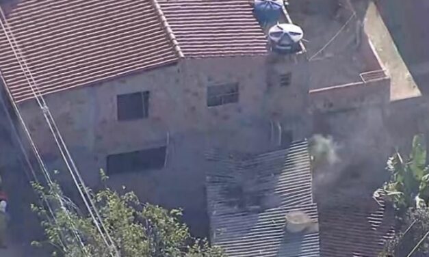 Bombeiros combatem incêndio no bairro Industrial Americano, em Santa Luzia