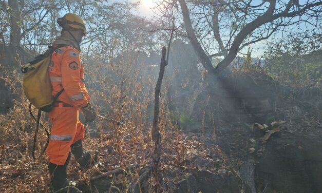 Corpo de Bombeiros combate incêndio no entorno da Comunidade de Corumbá, em Arcos