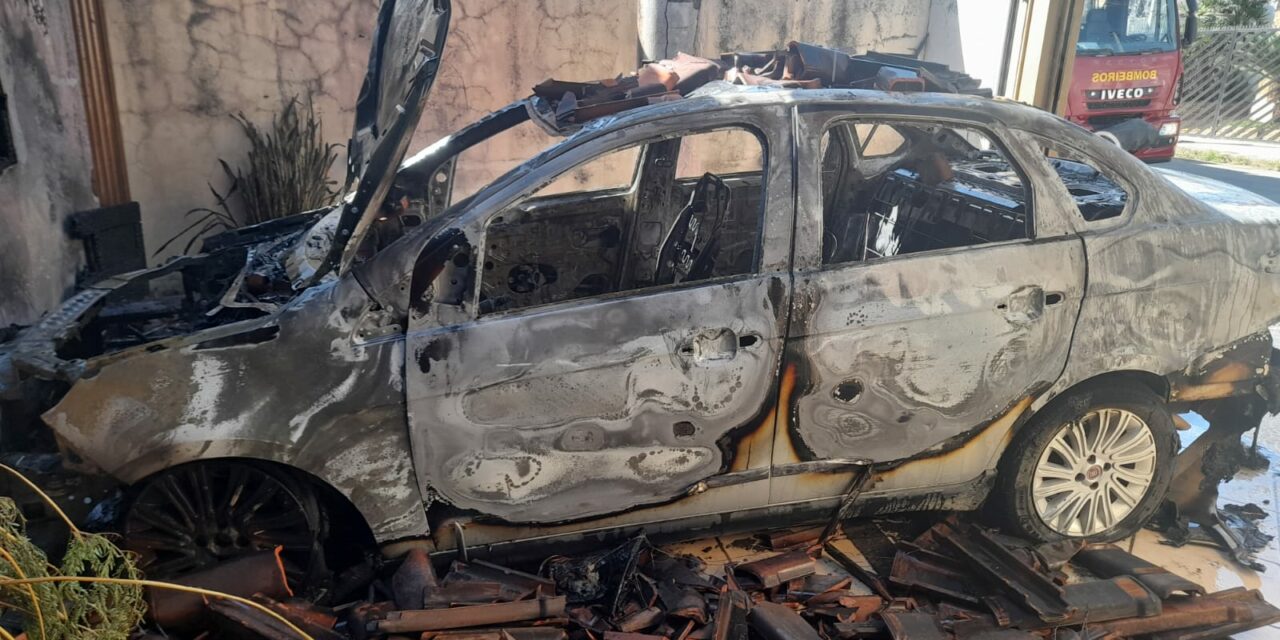 Corpo de Bombeiros de Arcos combate incêndio em veículo