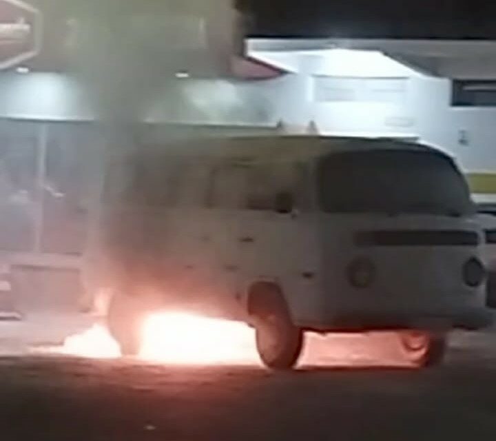 Kombi pega fogo em pátio de posto de combustíveis em Formiga