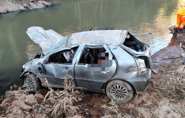 Mulher morre após carro cair de ponte de 20m