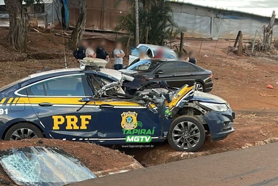 Policial morre após carreta tombar e atingir viatura da PRF