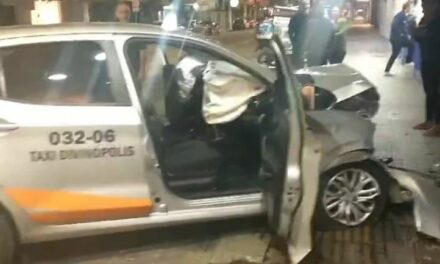 Carro colide contra táxi no Centro de Divinópolis; motorista fugiu