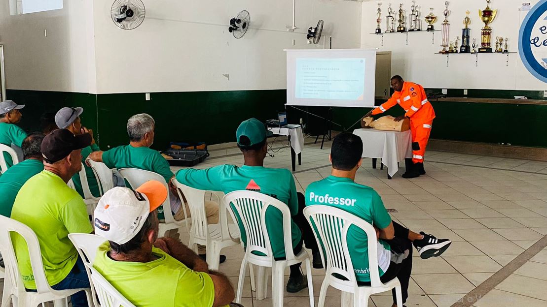 Bombeiros realizam palestra sobre salvamento e medidas de primeiros socorros para afogamento