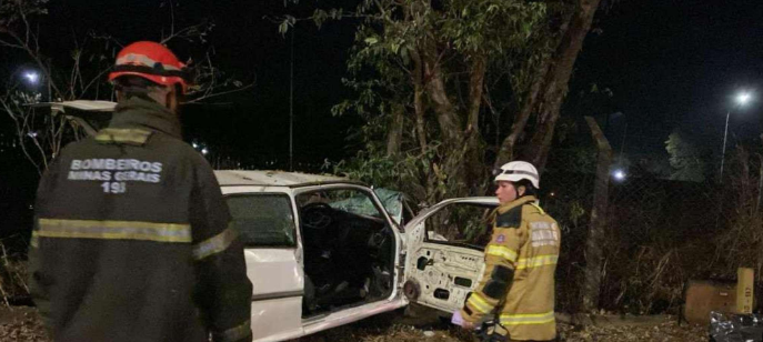 Acidente de carro deixa cinco feridos e um morto em Minas