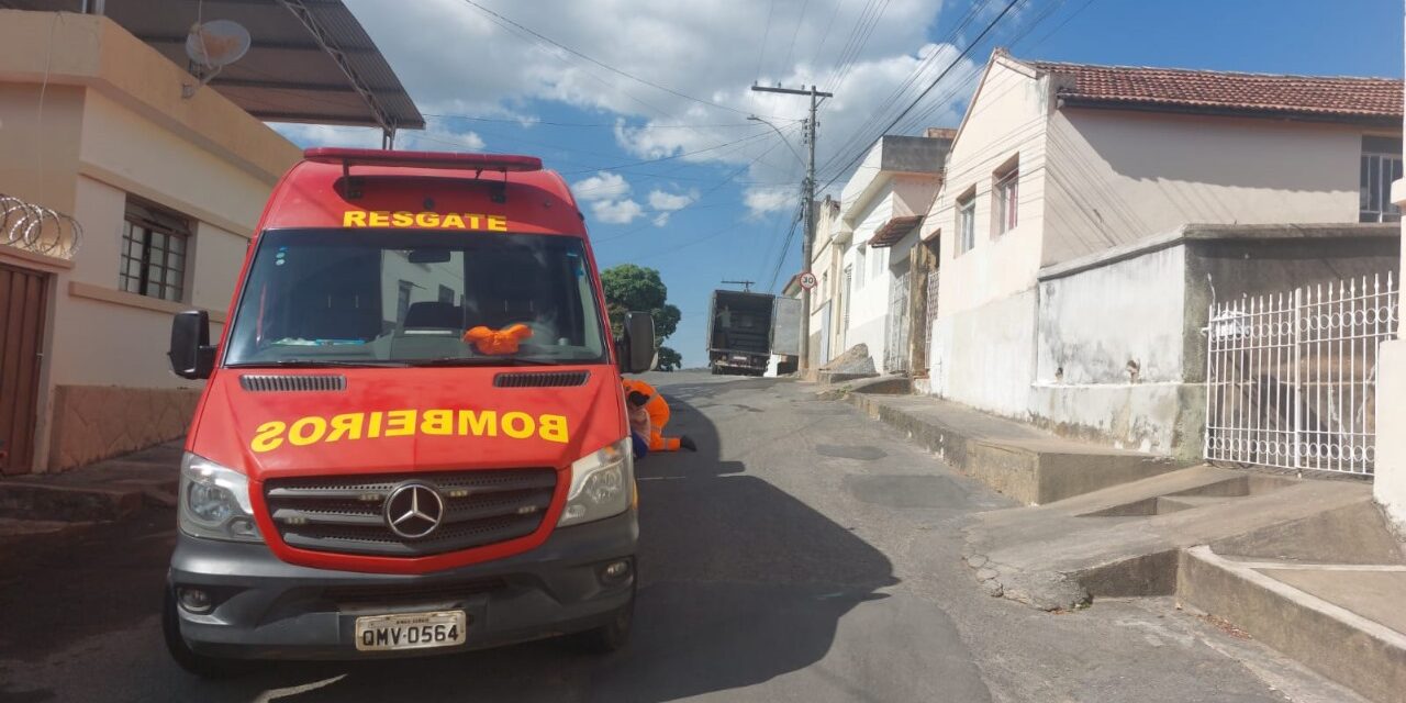 Mulher sofre queda após moto derrapar no Vila Bom Pastor, em Formiga