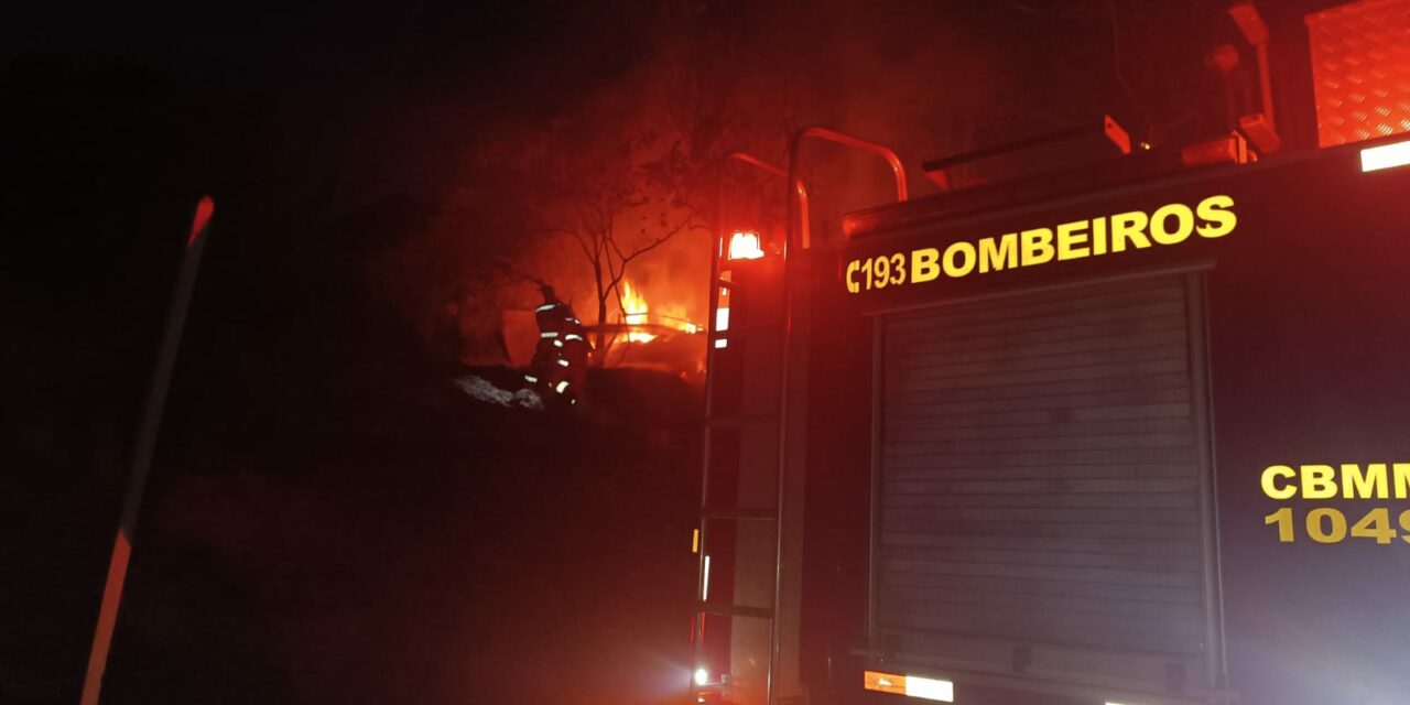 Incêndio é controlado pelos bombeiros na LMG-830, em Córrego Fundo