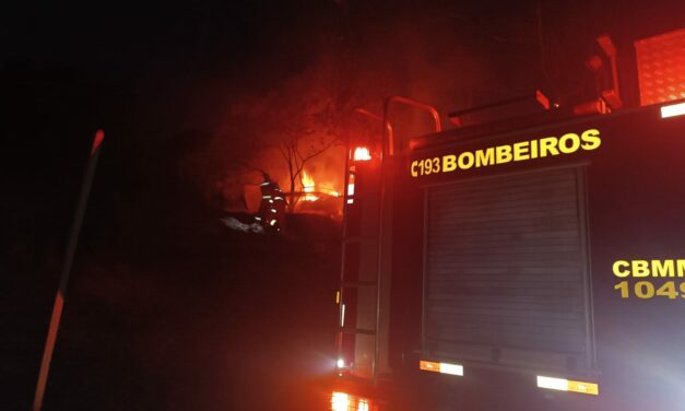 Incêndio é controlado pelos bombeiros na LMG-830, em Córrego Fundo