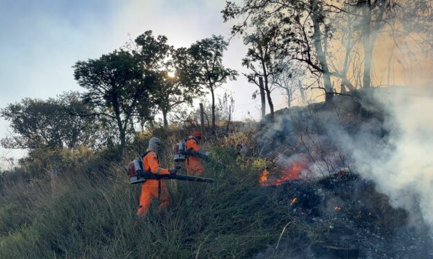 Bombeiros combatem incêndio no bairro Alto da Praia, em Formiga
