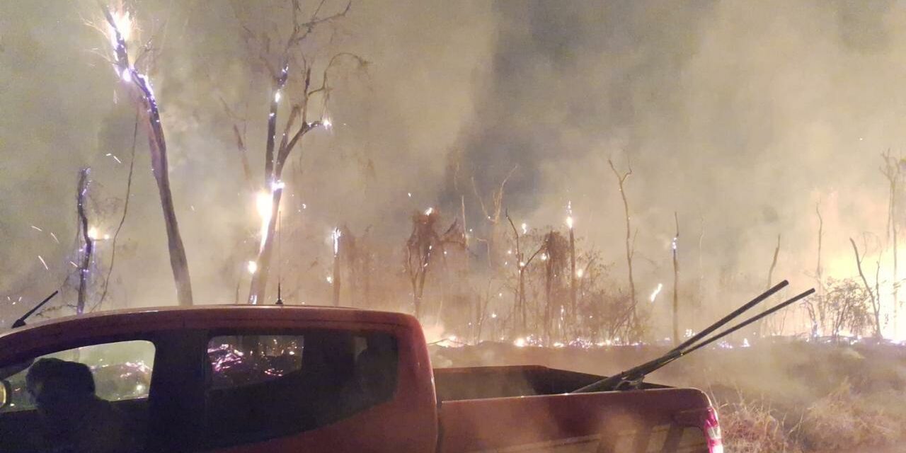 Bombeiros combatem incêndio às margens da linha férrea, em Arcos
