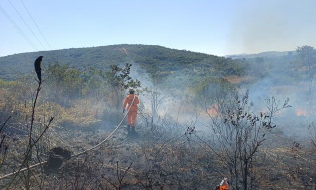 Incêndio no bairro São Geraldo é controlado pelo Corpo de Bombeiros de Formiga