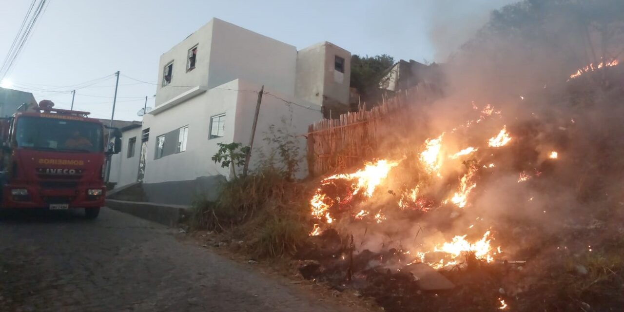 Bombeiros controlam incêndio no bairro das Oliveiras, em Formiga