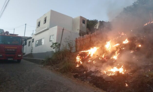 Bombeiros controlam incêndio no bairro das Oliveiras, em Formiga