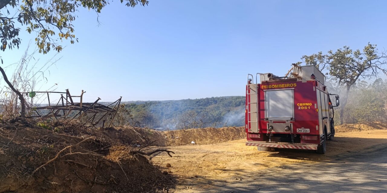 Corpo de Bombeiros combate incêndio em vegetação na Avenida Chiquinho Lerino, em Arcos