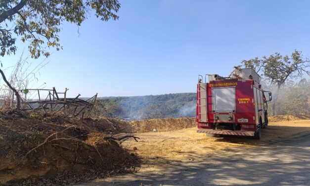 Corpo de Bombeiros combate incêndio em vegetação na Avenida Chiquinho Lerino, em Arcos