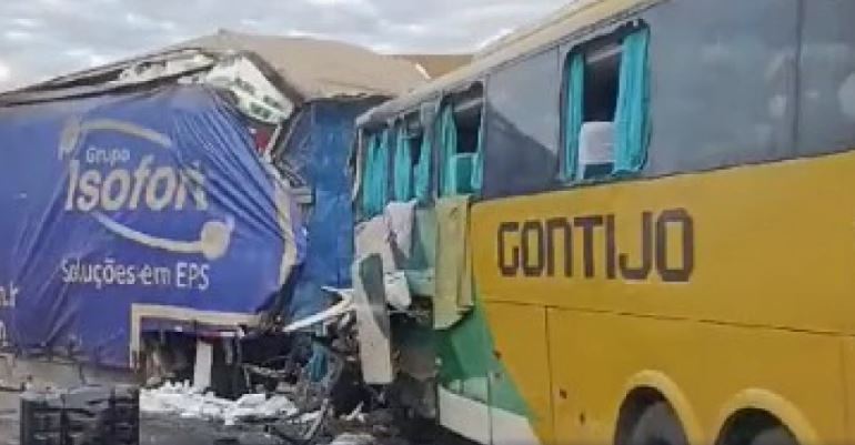 Colisão frontal entre carreta e ônibus na BR-116 deixa mortos e feridos em MG