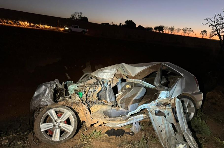 Jovem de 23 anos morre após colisão entre carro e carreta na BR-354, em Bambuí