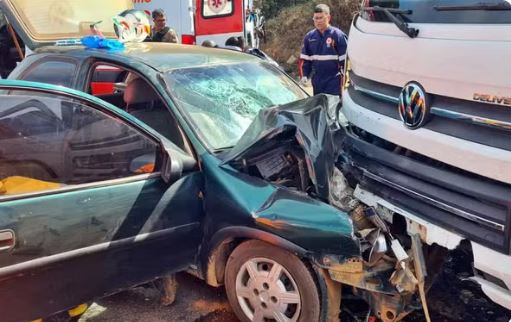 Batida entre carro e caminhão deixa motorista e passageira em estado grave entre Alfenas e Campos Gerais