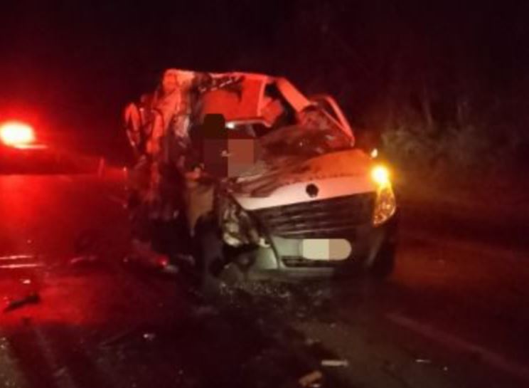 Técnica em enfermagem morre após colisão entre ambulância e caminhão na MG-050, em São Sebastião do Oeste