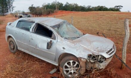Criança de 8 anos e homem ficam feridos após carro capotar na BR-354