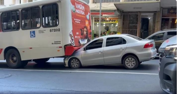 Motorista de aplicativo passa mal e bate carro em traseira de ônibus