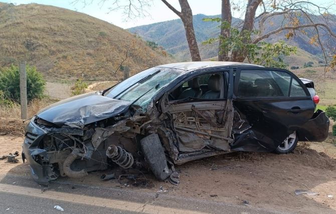 Acidente entre carros e caminhão com botijões de gás deixa feridos