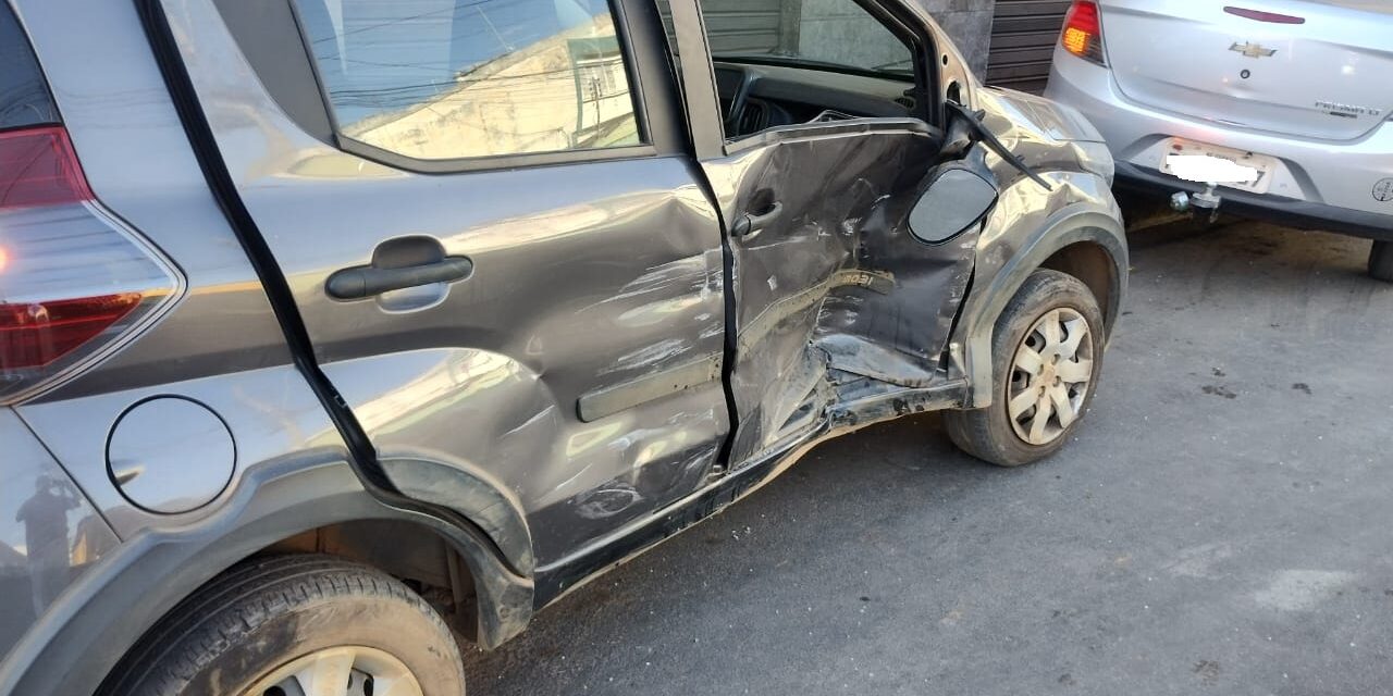 Colisão entre veículos é registrada na esquina da Carlos Chagas com Henrique Braga, em Formiga