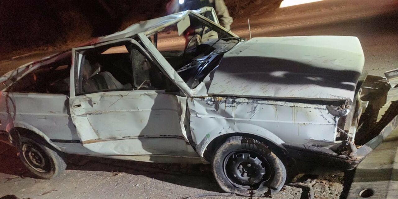 Carro capota e deixa três crianças e três jovens feridos na BR-354, em Iguatama