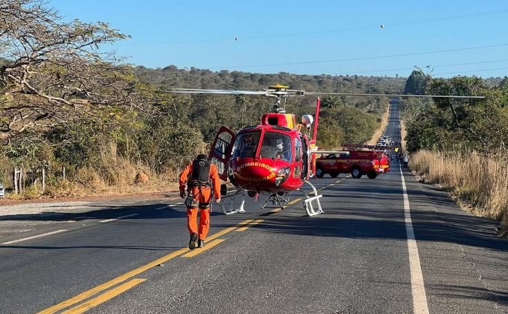 Nove pessoas ‘descem’ para ajudar em acidente e são atropeladas na BR-135; uma morreu