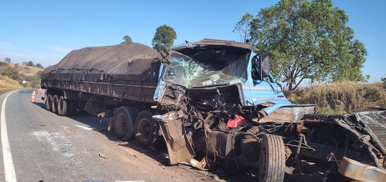 Colisão traseira na MG-050 deixa condutor de carreta com ferimentos graves