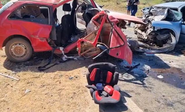 Mãe, filha e criança de 2 anos morrem após colisão entre carros