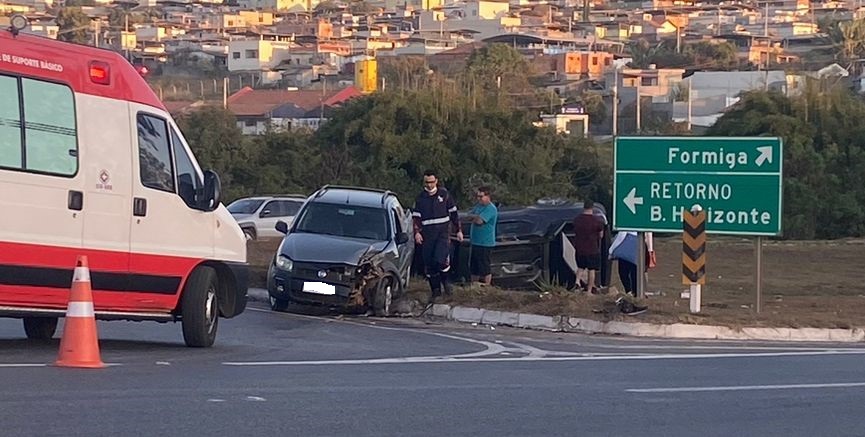 Capotamento de veículo é registrado no trevo de Formiga
