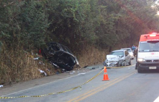 Mulher morre em acidente entre moto e dois carros na MG-423, em Conceição do Pará