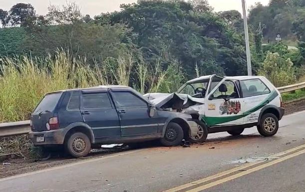 Passageiro morre após batida de frente entre dois carros no Sul de Minas