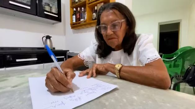 Idosa de 78 anos escreve TCC à mão e realiza sonho de se formar em direito
