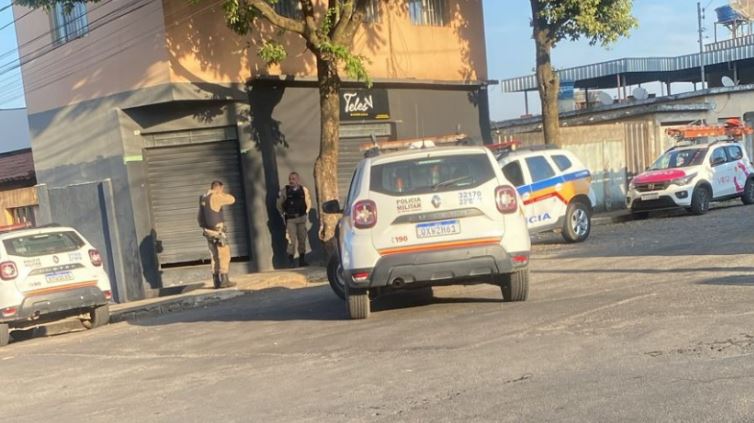 Homem é morto a tiros dentro de barbearia em Divinópolis